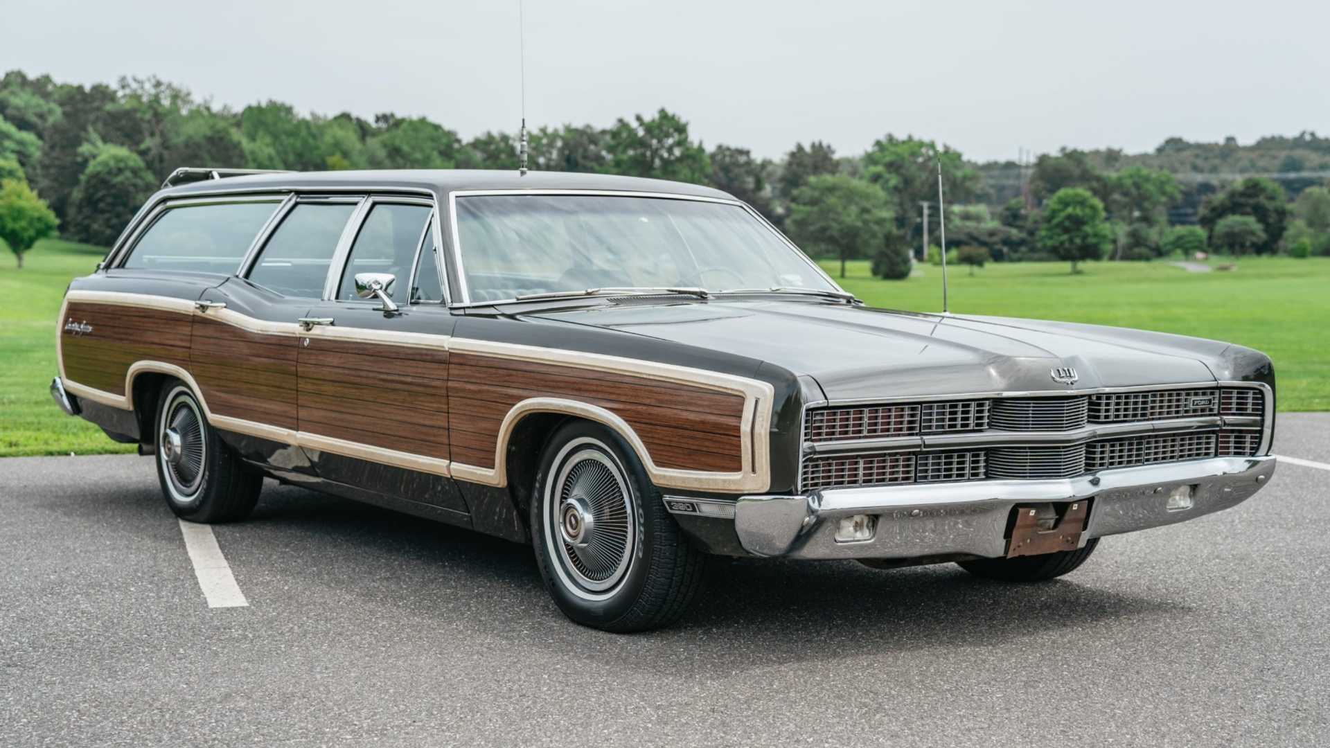 3/4 front view of 1969 Ford LTD Country Squire 390