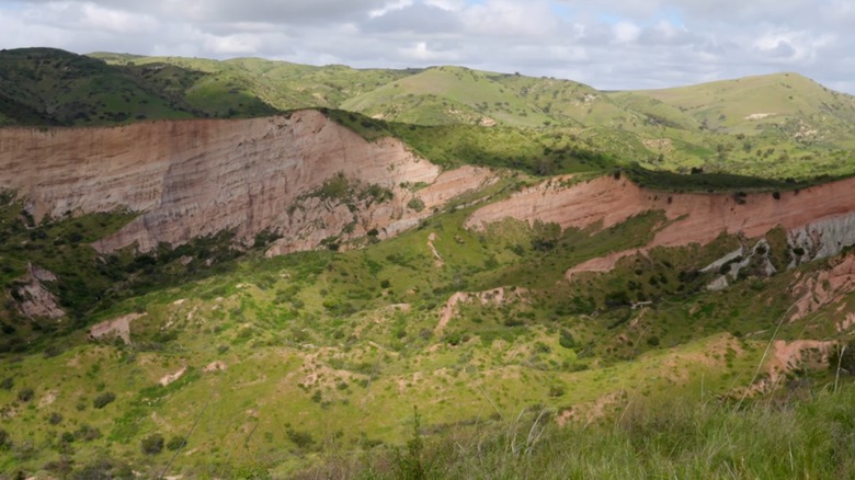 Orange County's 'Mini Grand Canyon' Hides Deep In SoCal With Ancient Red-Sandstone And Family-Friendly Trails