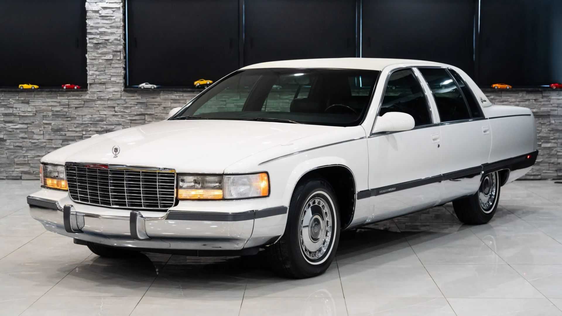 Cadillac Fleetwood Brougham front three-quarter