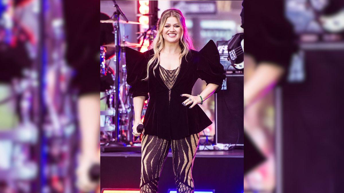 Kelly Clarkson Admits She's 'Ballin' on a Budget' Compared to Taylor Swift's Billion-Dollar Empire