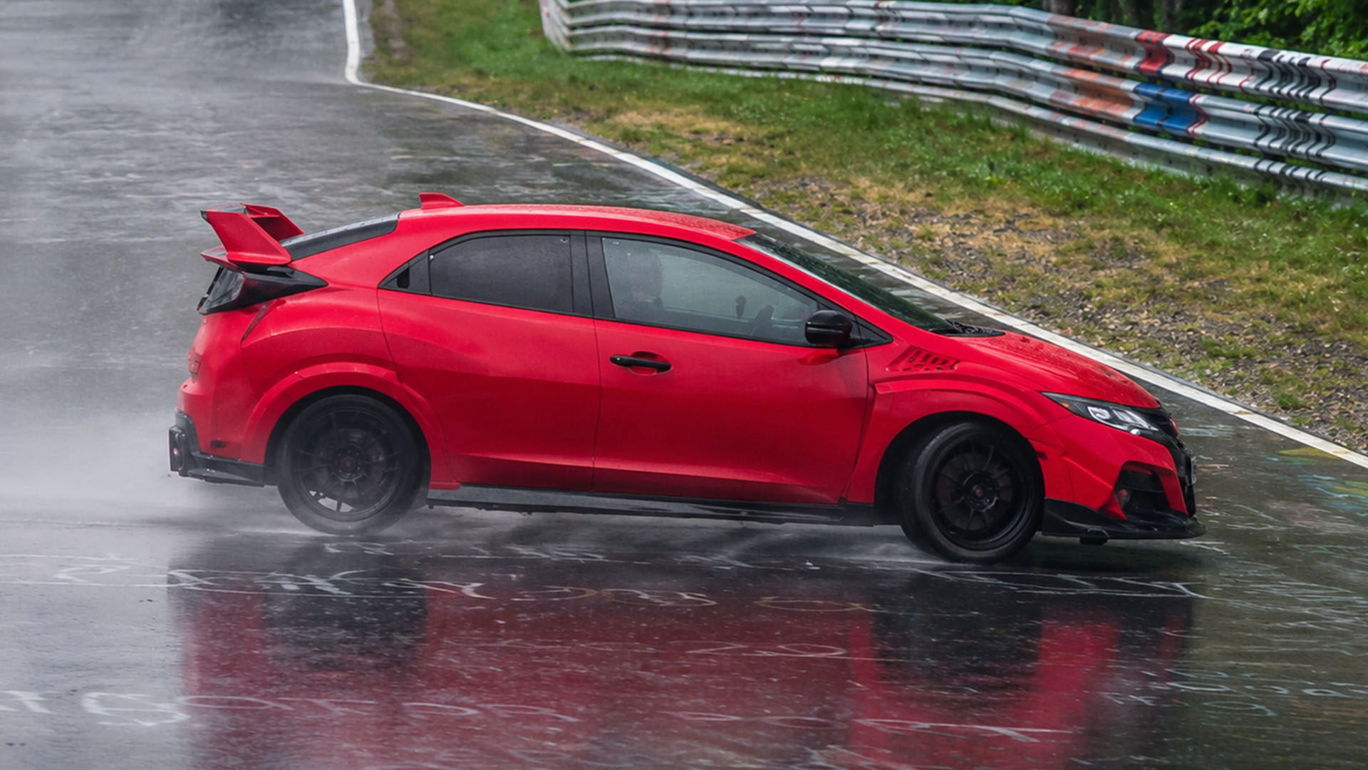Driver holds racing line through challenging Nürburgring corner in ...
