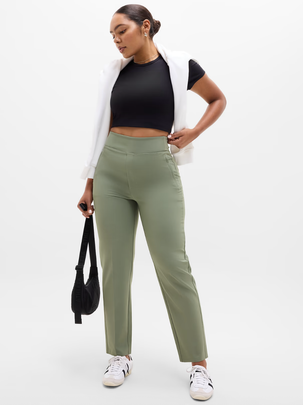 Chic athleisure wear with pockets and high-waist support