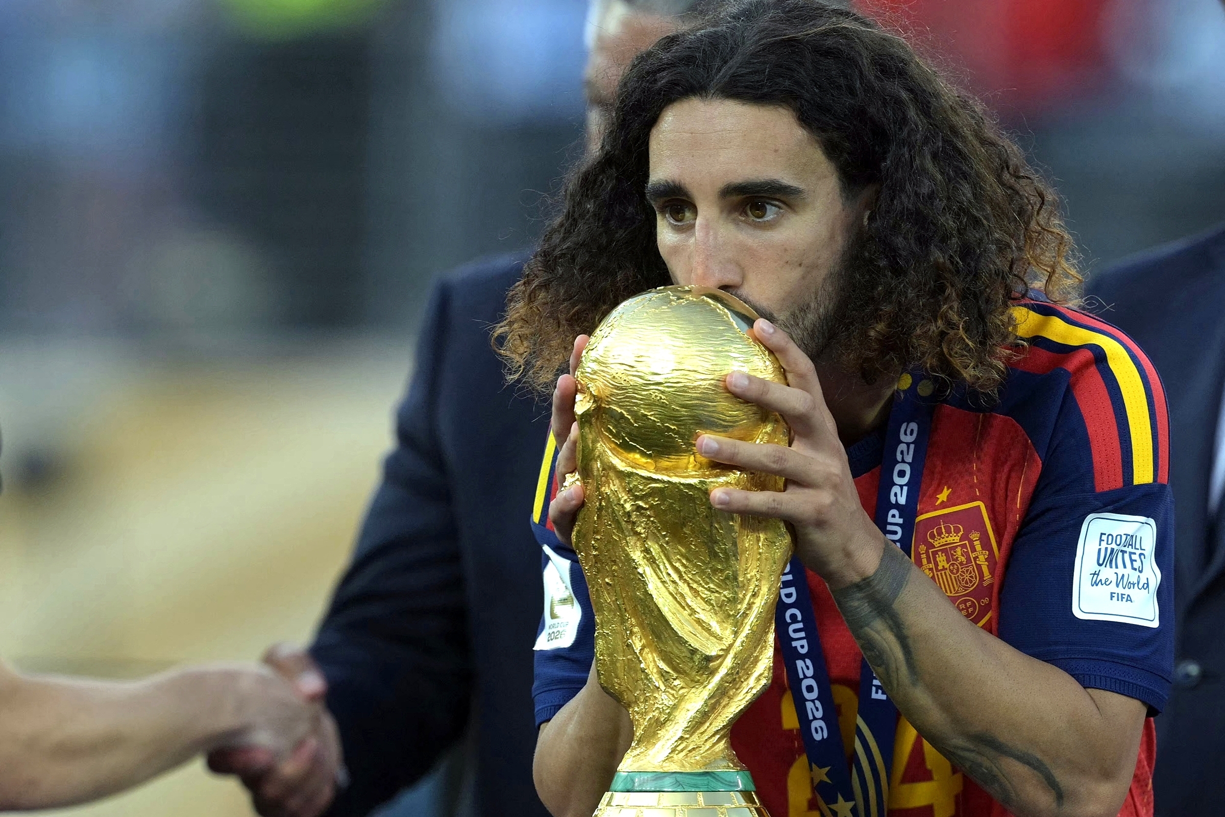 Hậu vệ Tây Ban Nha xách cúp vàng World Cup trong túi nylon