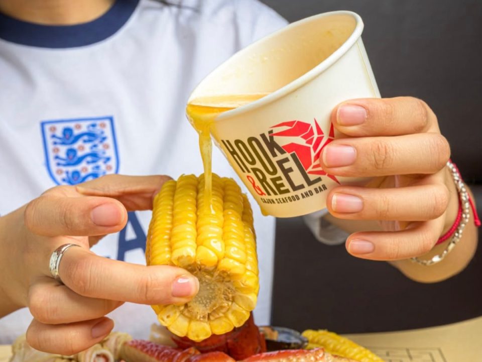 5 restaurant chains with the best fried fish and corn on the cob, according to diners