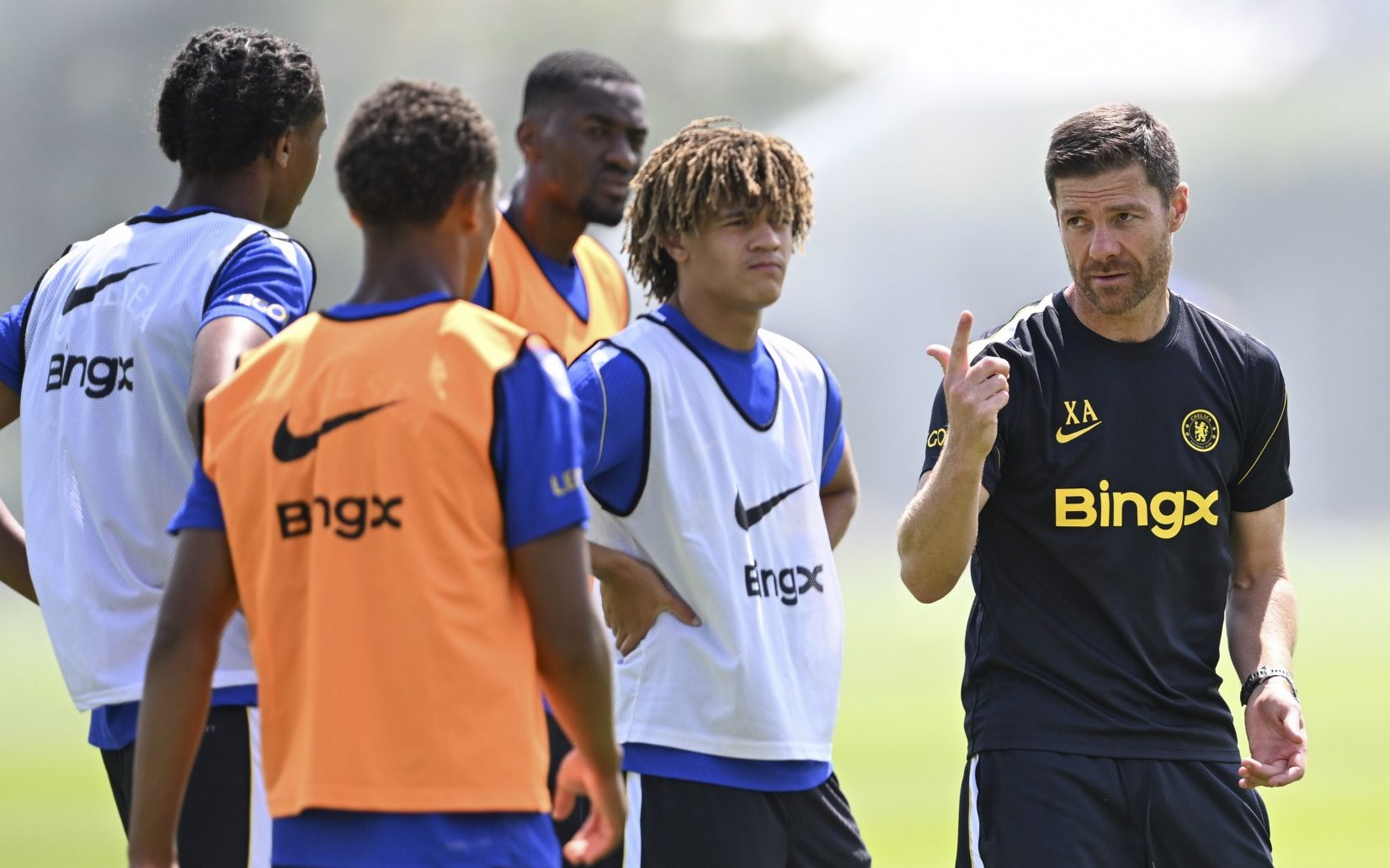 Landon Emenalo and Manager Xabi Alonso of Chelsea