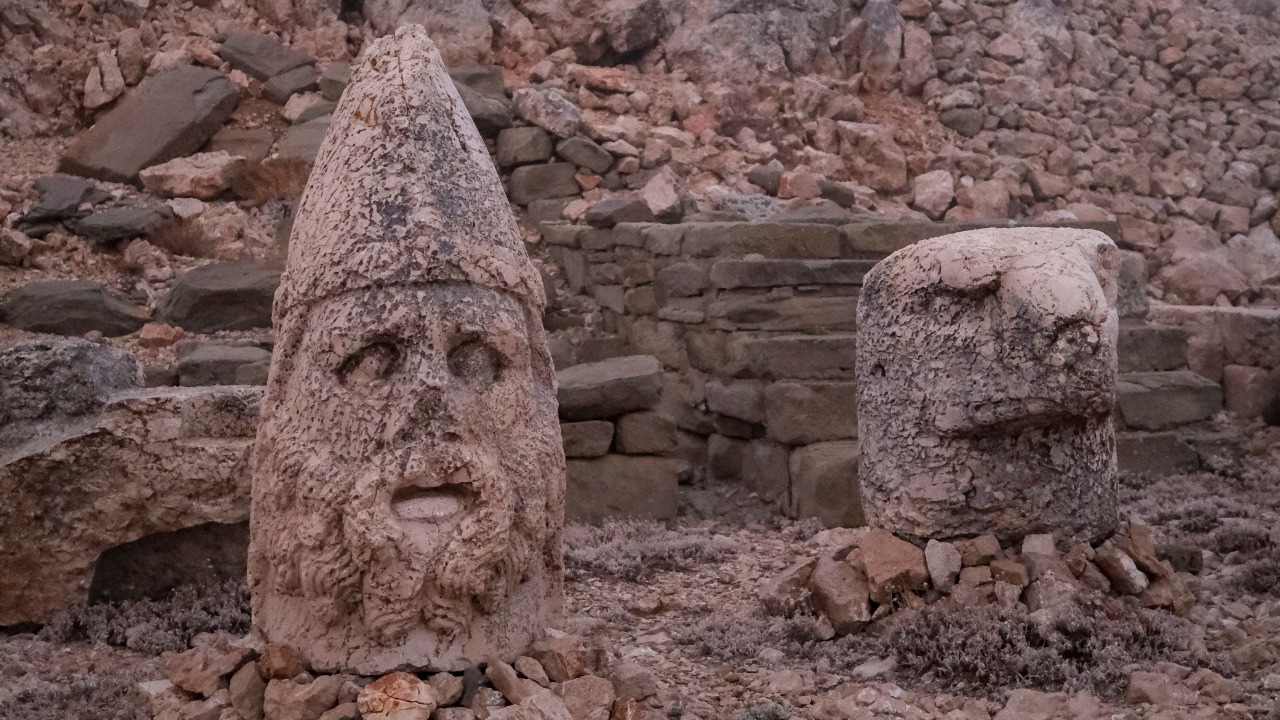 A carved human face on a 12,000-year-old pillar just emerged at Karahan Tepe