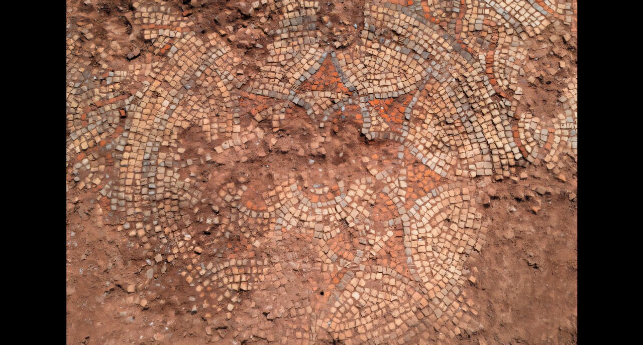 Archaeological dig reveals full extent of Roman villa with intricate mosaic and bath house