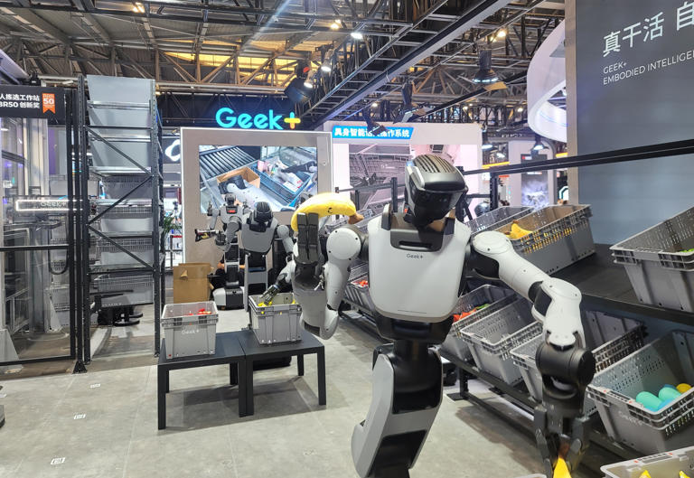 At the Geek+ booth of the World Artificial Intelligence Conference (WAIC) in Shanghai, China, which runs until the 20th, a humanoid robot demonstrates picking up objects such as banana models and sorting them into boxes. This WAIC features a large number of various industrial robots on display, making the era of complete factory automation feel imminent. /Courtesy of Son Jae-kwon