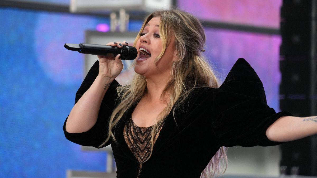 Kelly Clarkson Admits She's 'Ballin' on a Budget' Compared to Taylor Swift's Billion-Dollar Empire