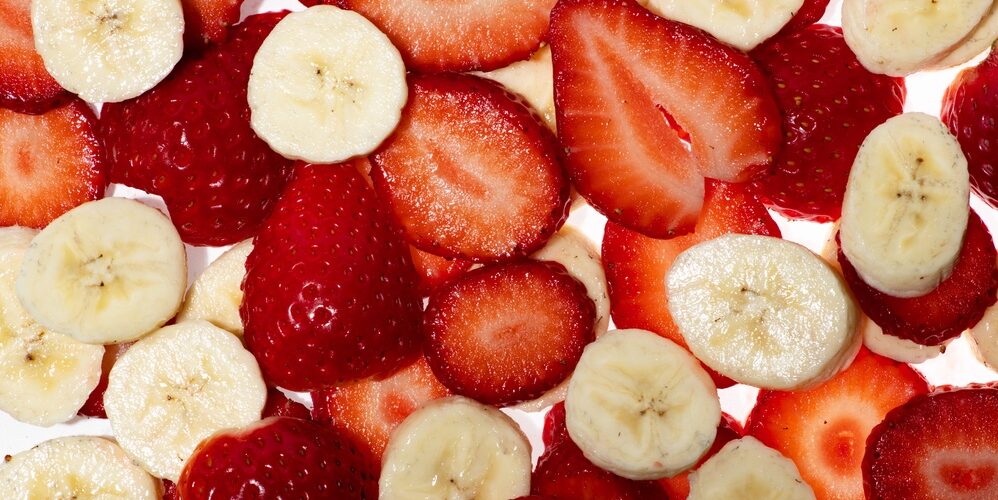 Dietitians compare strawberries and bananas: Which is the healthier choice?