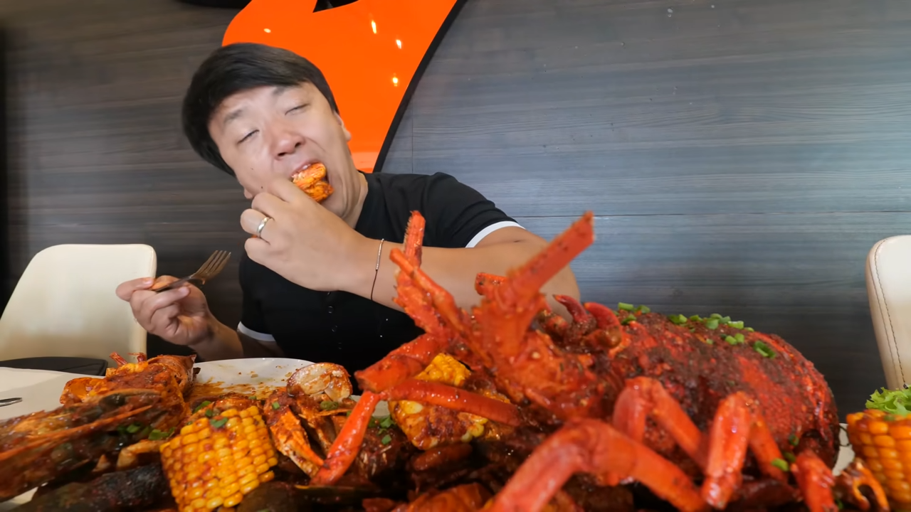 The Dubai fish market adventure serving giant lobsters and oversized ...