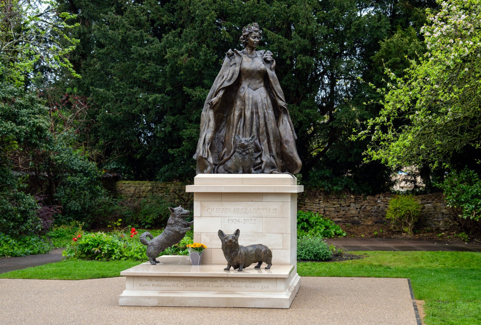 OAKHAM, ENGLAND - APRIL 22: A newly-unveiled statue of Queen Elizabeth II is pictured on April 22, 2024 in Oakham, England. The statue is reportedly the first permanent memorial to the late monarch. (Photo by Carl Court/Getty Images)