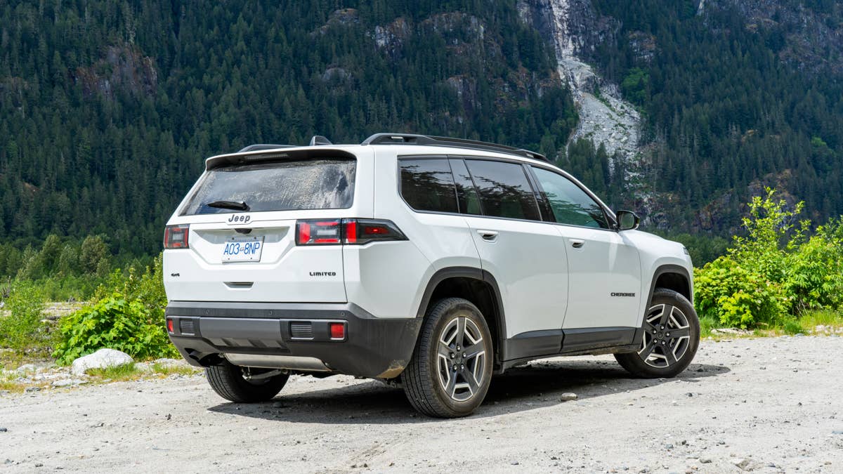 2026-jeep-cherokee-limited-in-bright-white-rear-angled-view