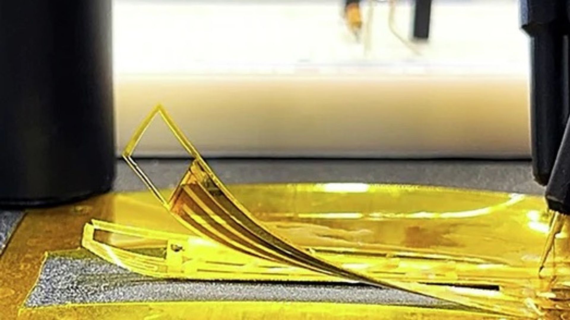 Scientists develop thin-film electronics that automatically connect and disconnect