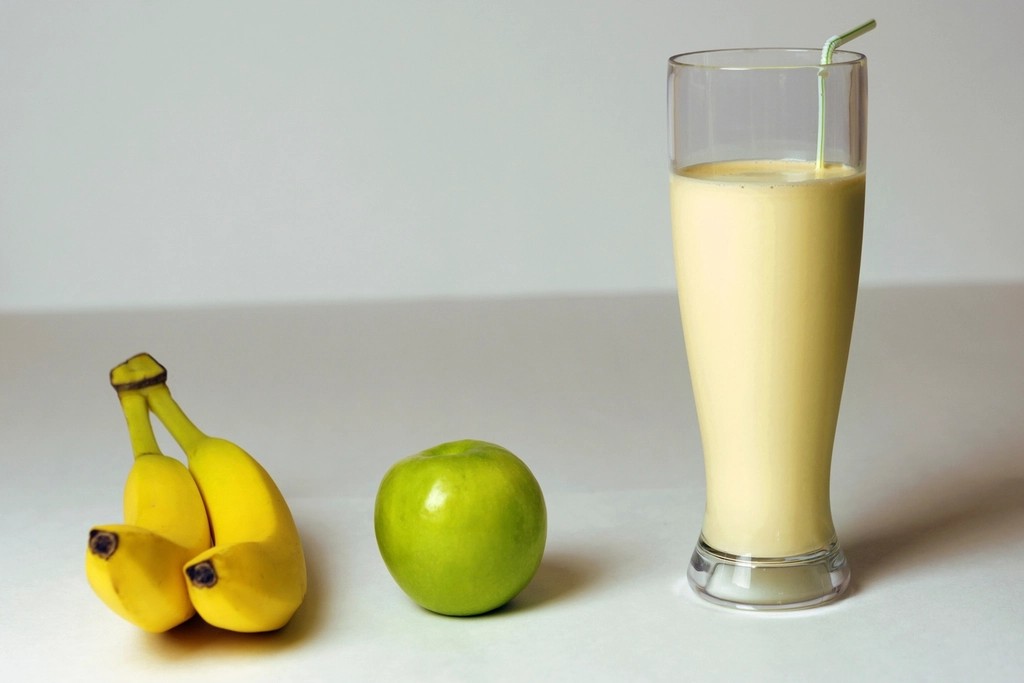 6. Smoothie with Banana, Berries, Greek Yogurt, and Nut Butter (Image Credits: Rawpixel)