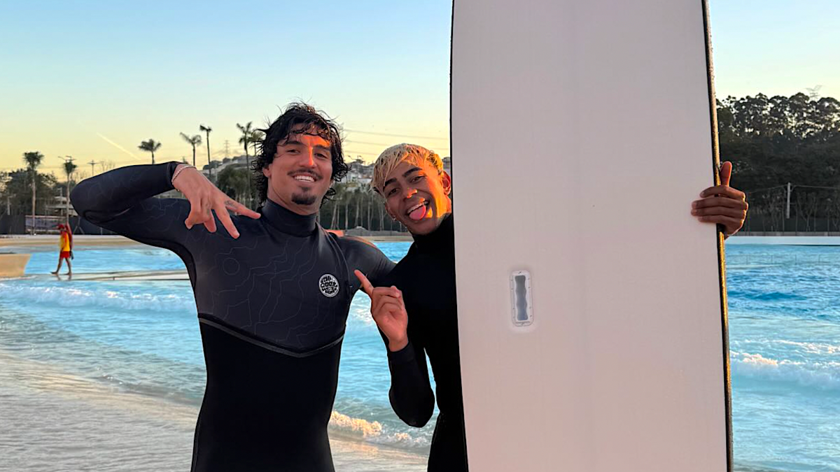 Gabriel Medina teaches Lamine Yamal to surf in Brazil (video)