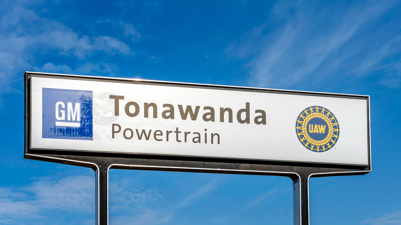 A sign under blue skies showing GM Tonawanda powertrain production facility.