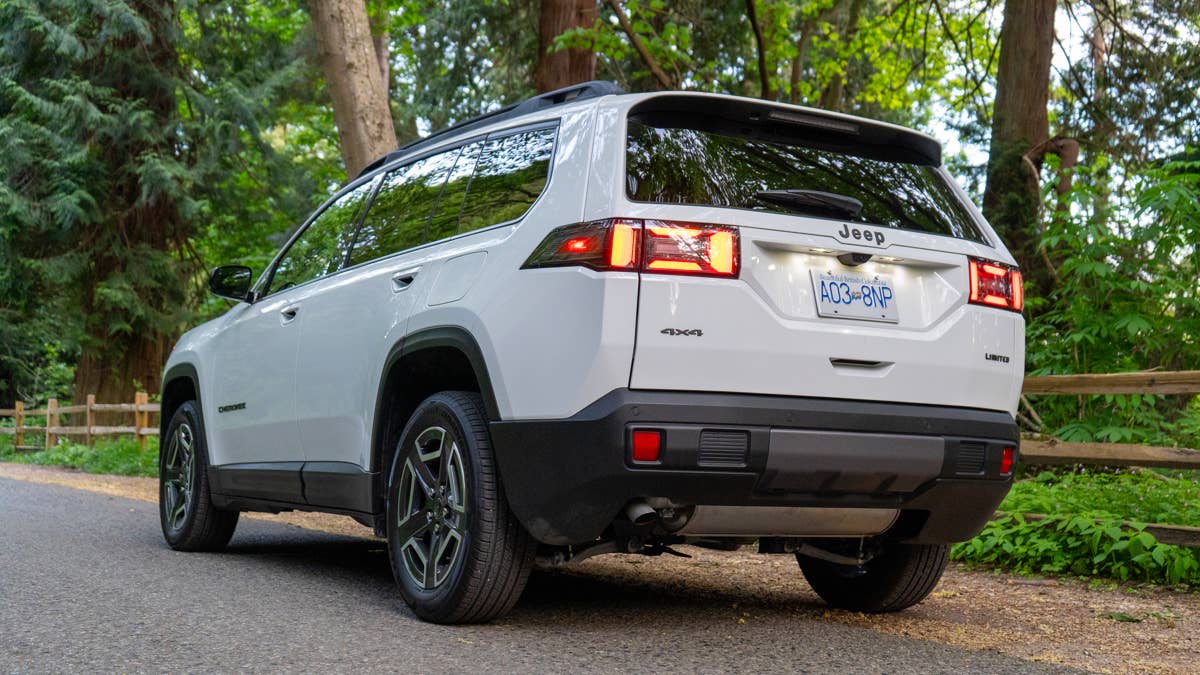 2026-jeep-cherokee-limited-in-bright-white-rear-angled-view