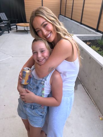 Hilary Duff hugs her eldest daughter Banks amid her tour
