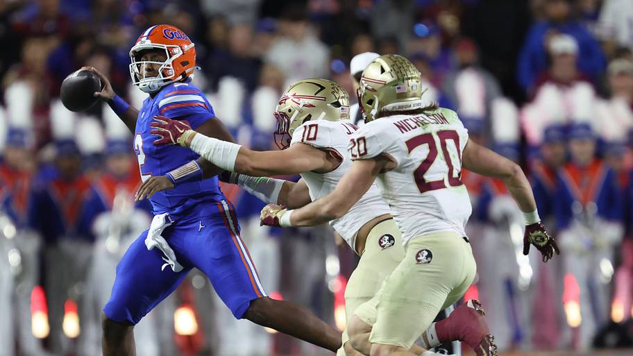 Florida quarterback DJ Lagway (2) throws Florida quarterback DJ Lagway (2) gets pressure