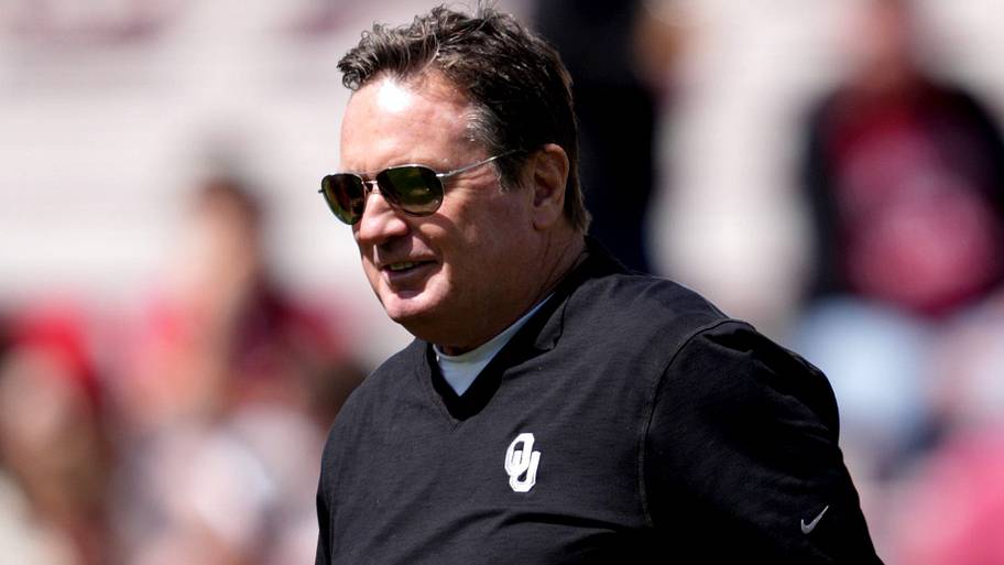 Bob Stoops was Patty Gasso’s secret weapon to get Goose Hutchens to Oklahoma