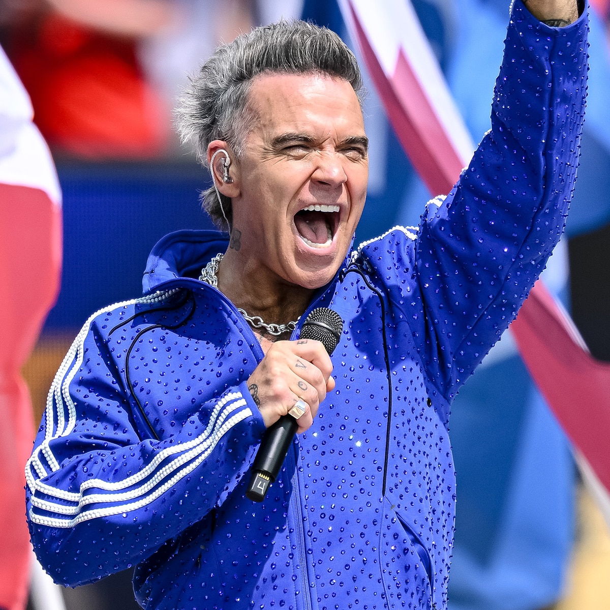 Robbie Williams addresses white substance on mic at World Cup final