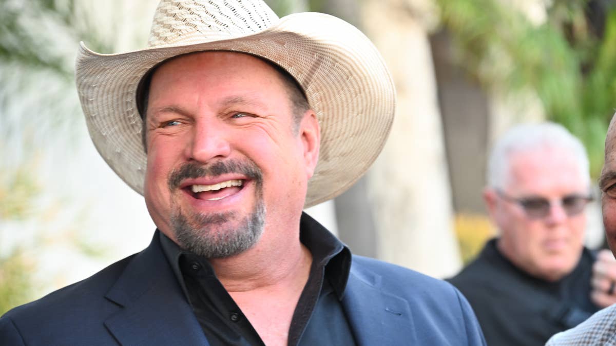 Garth Brooks Surprises Fans with Bob Seger's 'Night Moves' During Concert