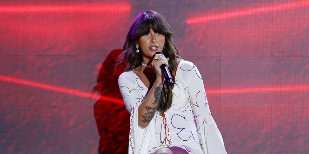 Ella Langley Has Onstage Wardrobe Malfunction