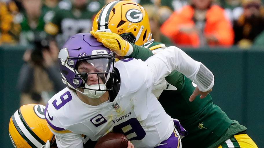 Green Bay Packers linebacker Isaiah McDuffie (58) and defensive tackle Warren Brinson (91) sack Vikings QB J.J. McCarthy.
