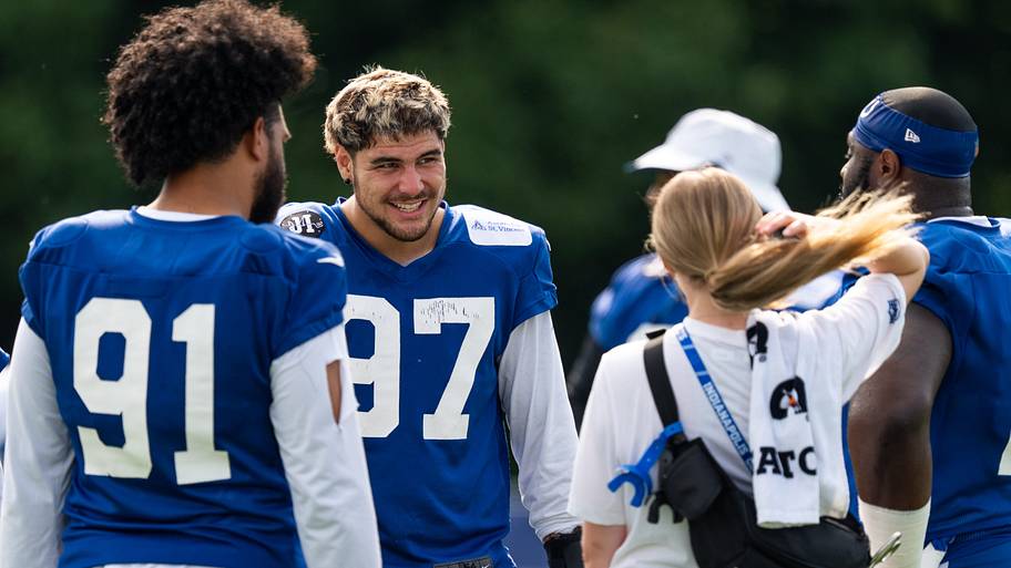 Colts defensive end