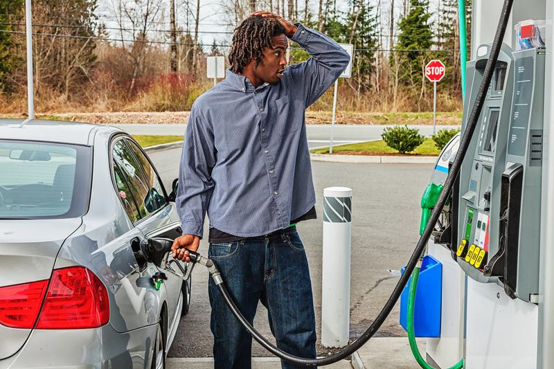 U.S. Gas Prices Hit $4 a Gallon Again as the Iran Conflict Grinds On. 2 Things Investors Need to Know.
