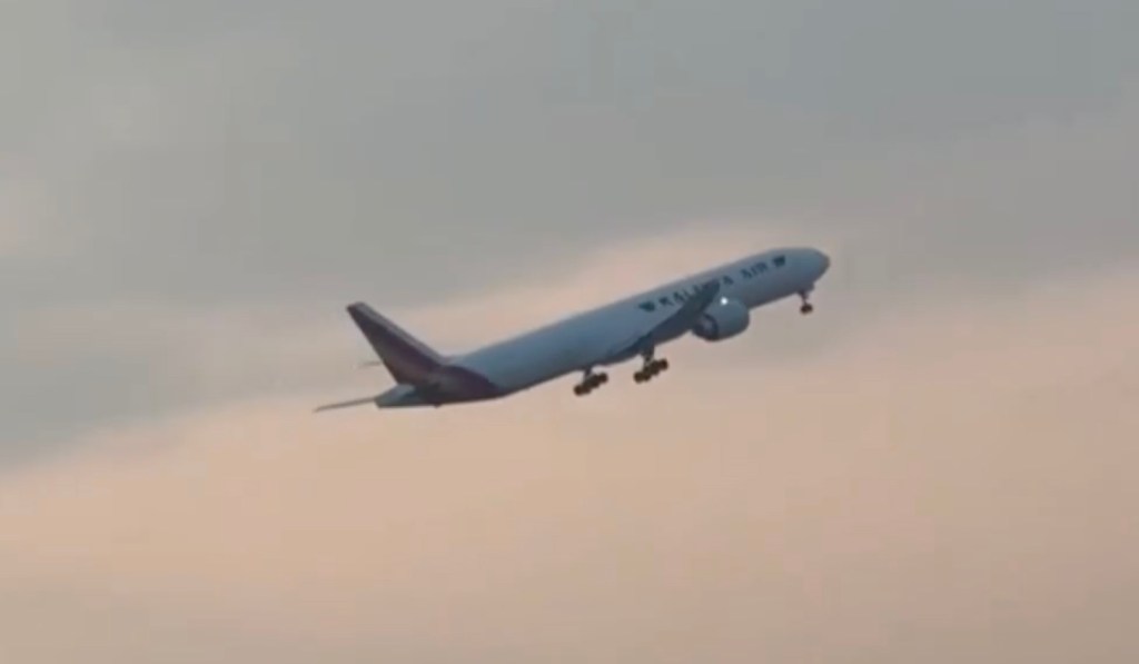 wild-video-captures-sparks-flying-135041220