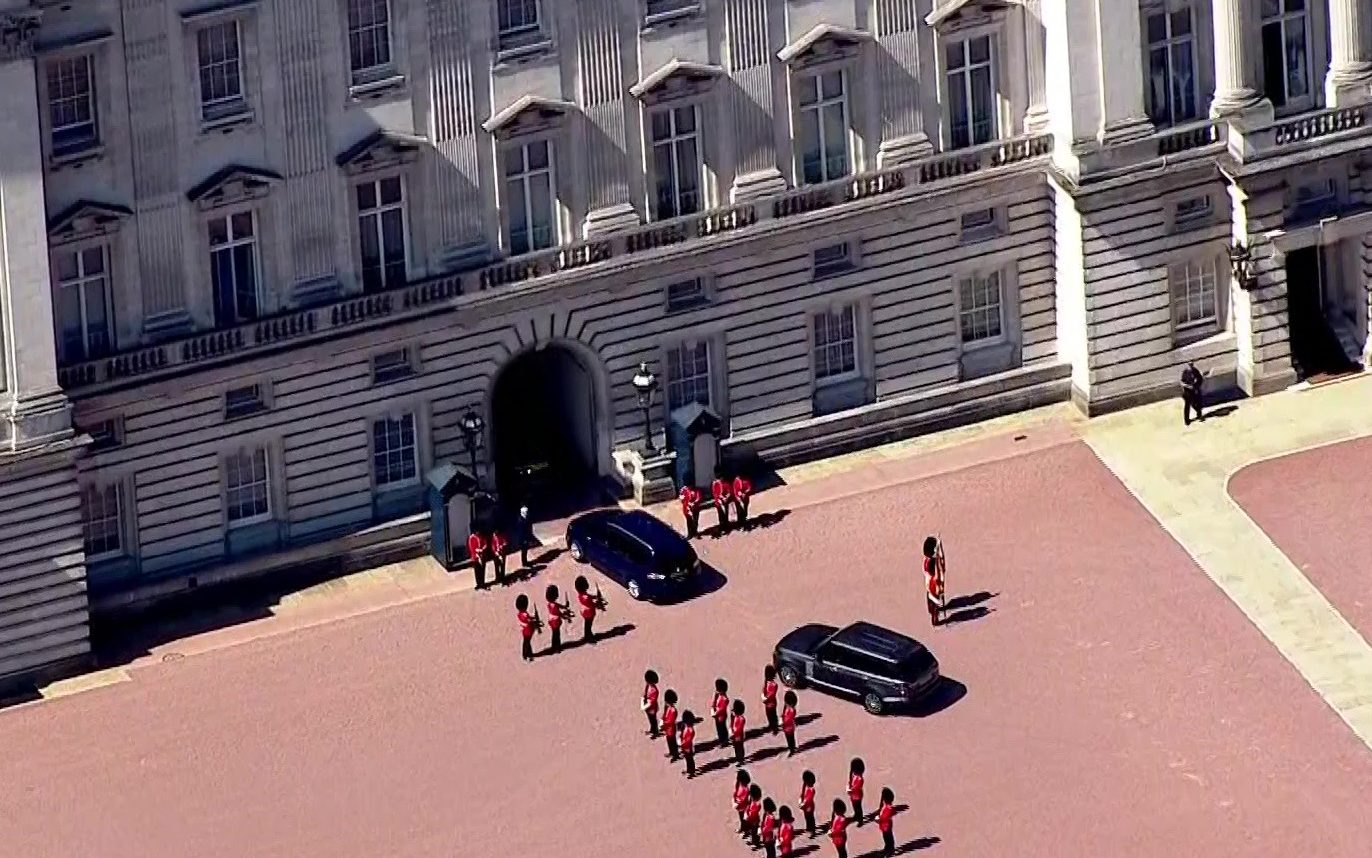 Sir Keir's car arriving at Buckingham Palace