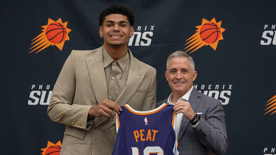 Koa Peat (left) with Suns GM Brian Gregory during an introductory news conference at the Verizon 5G Performance Center