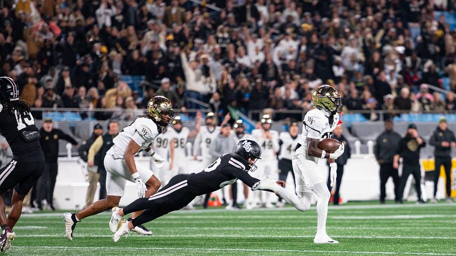 Wake Forest kick returner Koredell Bartley returns a 1st quarter 100 yards for a touchdown that put the Deacs up 8-3 early.