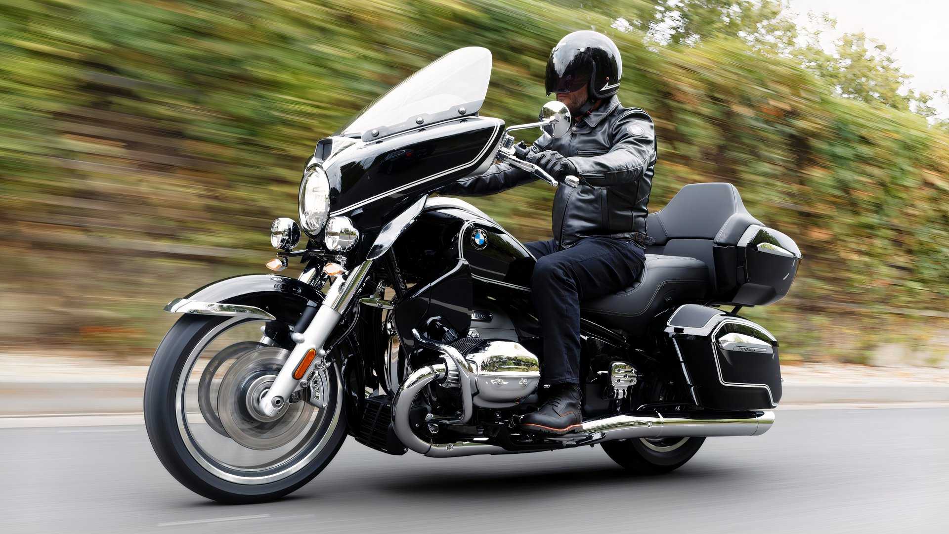 A rider cruising on highway aboard the BMW R 18 Transcontinental
