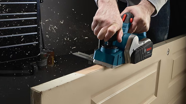 planing door with Bosch planer