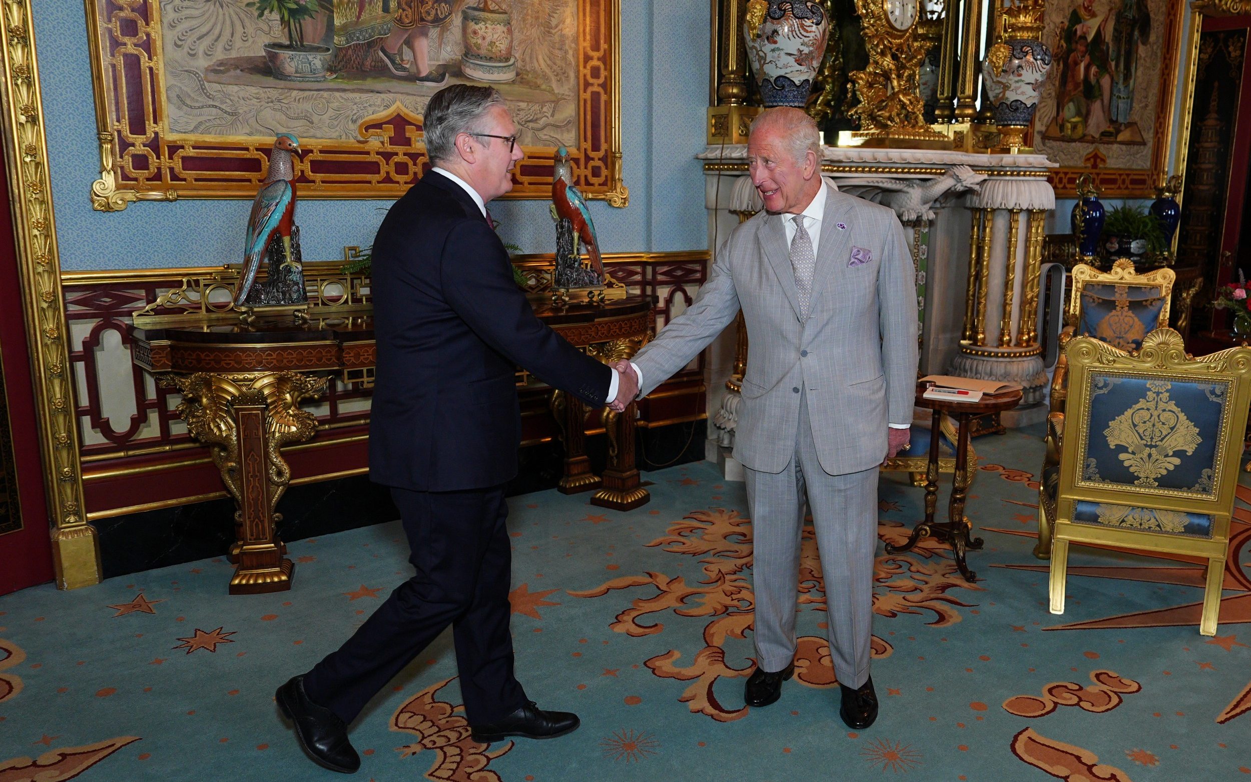 Sir Keir offering his resignation to the King at Buckingham Palace