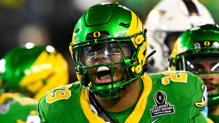 Oregon Ducks linebacker Ashton Porter