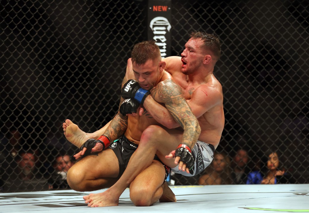 Dustin Poirier battles Michael Chandler