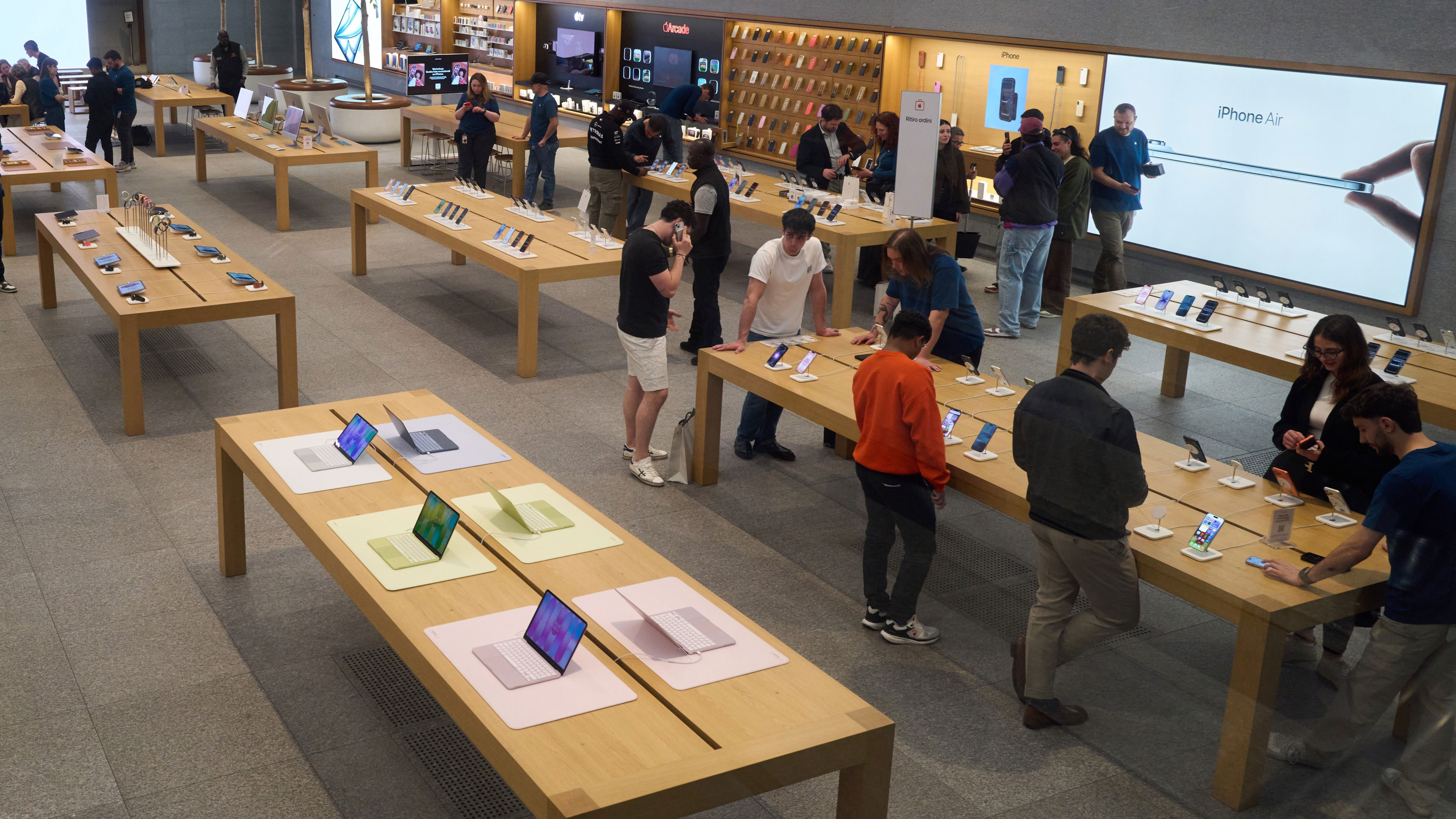 Apple Reportedly Tests AI Tool to Record, Transcribe Genius Bar Interactions
