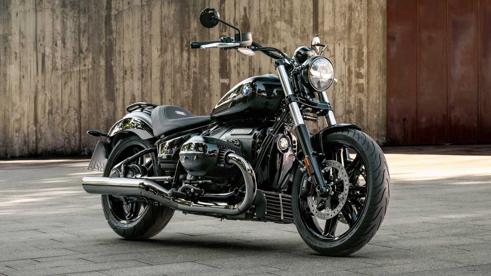 Static beauty shot of a parked BMW R 18