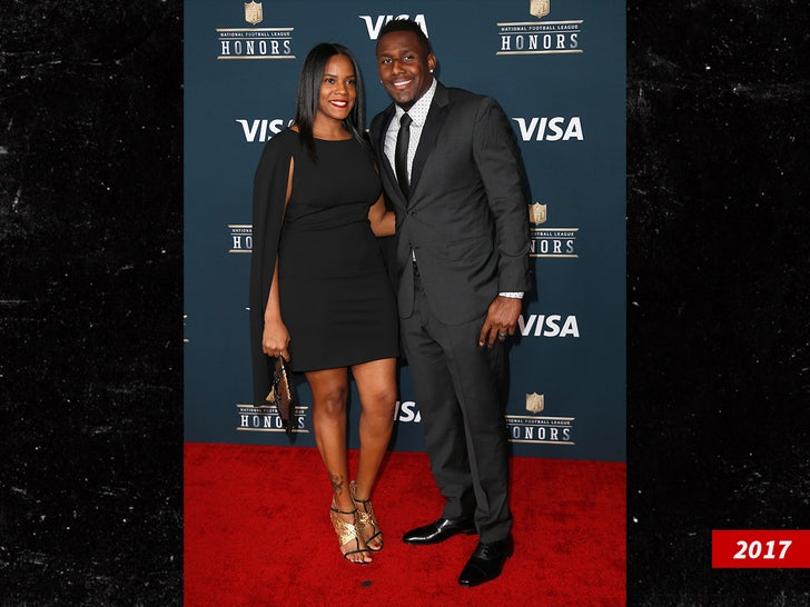 Former NFL Star Thomas Davis' Ex-Wife Cuts Deal in Assault Case