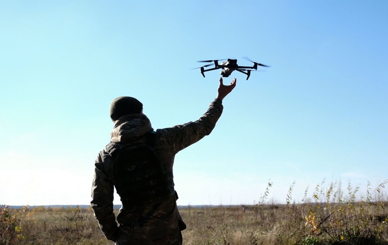 Photo: A Ukrainian soldier with a Mavic drone (Vitalii Nosach, RBC-Ukraine)
