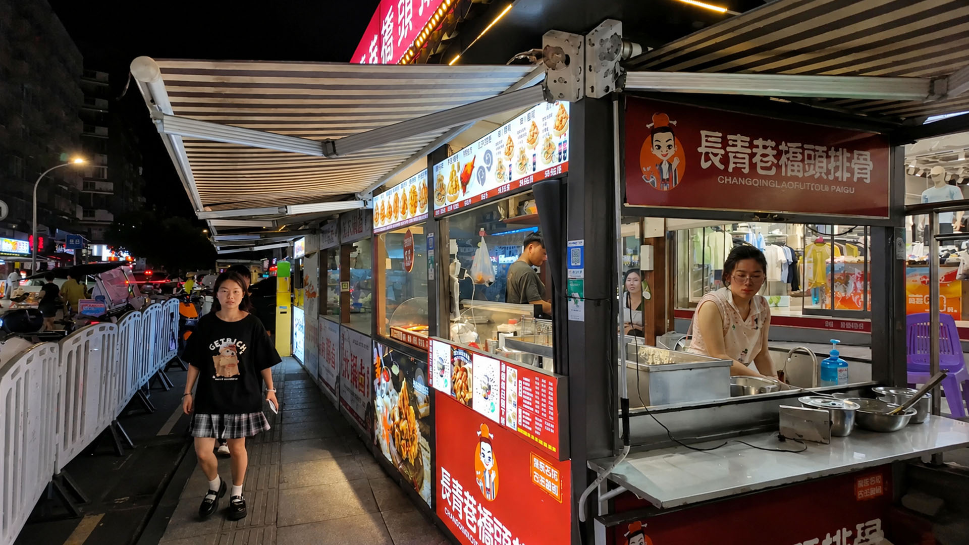 Traditional snacks and modern shops share one Chinese night street