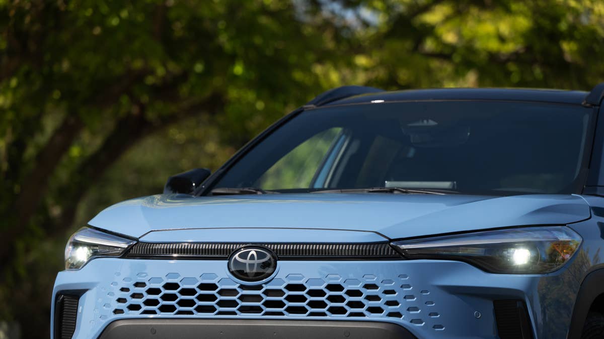 2026_toyota_corollacross_hybrid_xse_awd_cavalryblue_024_nr