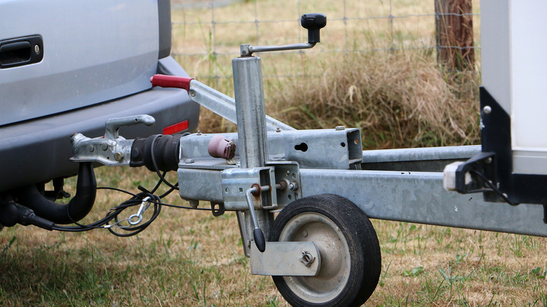 Here's how to safely brake while towing (with and without trailer brakes)