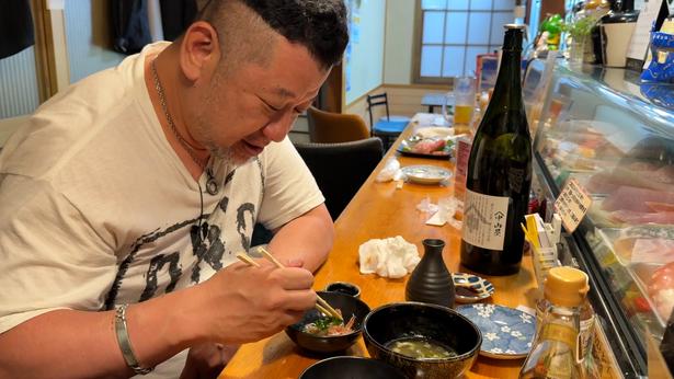 ケンドーコバヤシ、味の染みた金目鯛煮付に骨抜き「あますことなくいただくよ」＜ケンコバのほろ酔いビジホ泊 全国版＞