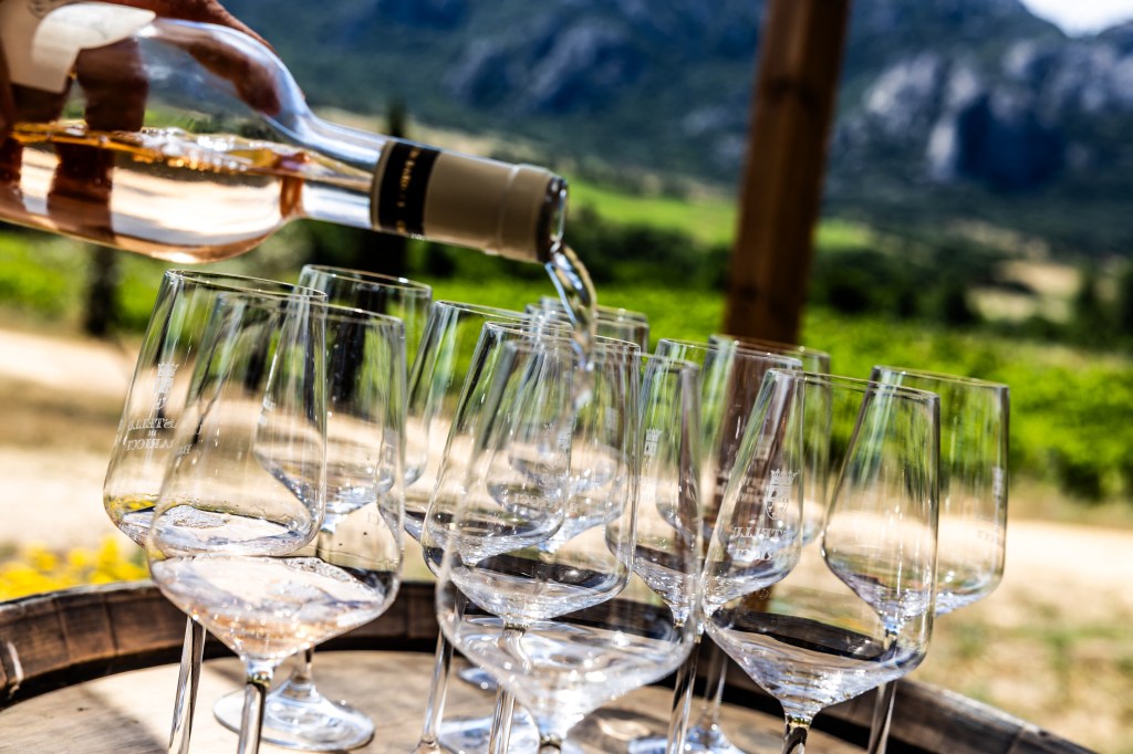 wine-poured-tasting-glasses-wine-135034080