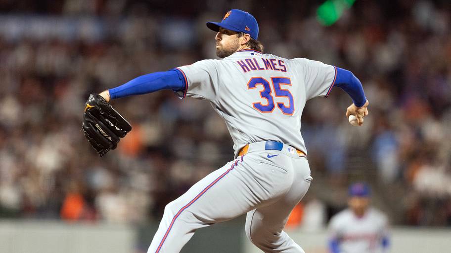 New York Mets starting pitcher Clay Holmes prepares to throw a pitch against the San Francisco Giants.